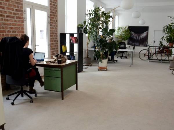Freie Arbeitsplätze in einem neu renovierter Co-Working Space zu vermieten — Bild 2