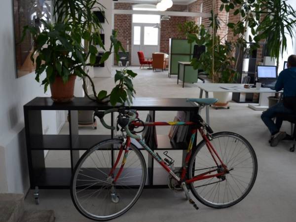Freie Arbeitsplätze in einem neu renovierter Co-Working Space zu vermieten — Bild 5