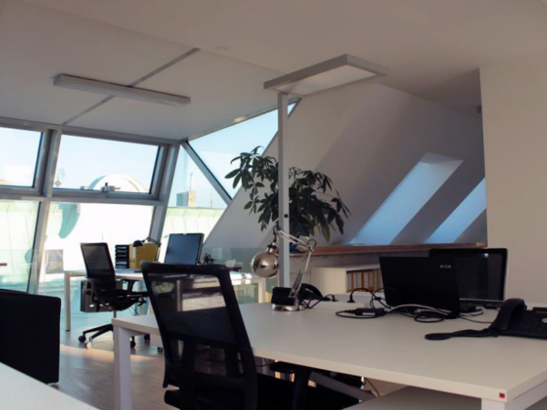 Freies Büro und Arbeitplätze in großzügigem Dachgeschoss — Bild 1