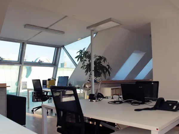 Schreibtischplatz in Wien (Alsergrund) – Kreative Bürogemeinschaft im Dachgeschoss in Wien-Alsergrund — Bild 1