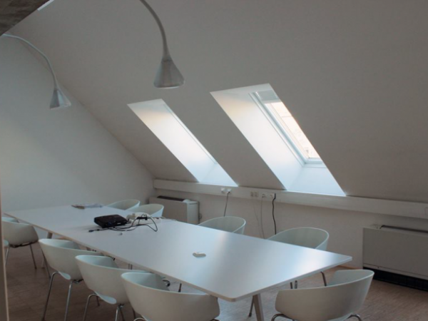 Freies Büro und Arbeitplätze in großzügigem Dachgeschoss — Bild 2