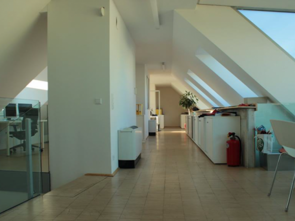 Freies Büro und Arbeitplätze in großzügigem Dachgeschoss — Bild 3