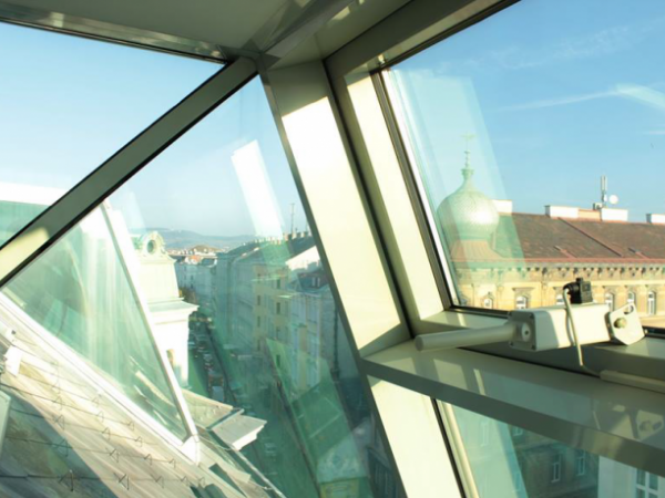 Freies Büro und Arbeitplätze in großzügigem Dachgeschoss — Bild 5