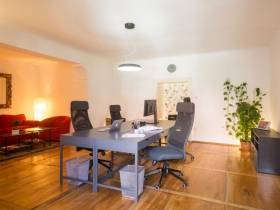 Voll ausgestatteter Arbeitsplatz in modernem Shared Workspace