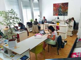 Offener Arbeitsplatz im gut ausgestatteten Coworking-Space