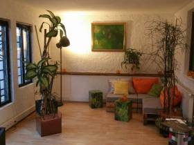 Offener Arbeitsplatz im gut ausgestatteten Coworking-Space