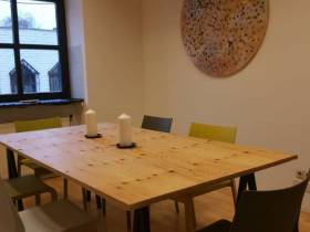 Offener Arbeitsplatz im gut ausgestatteten Coworking-Space