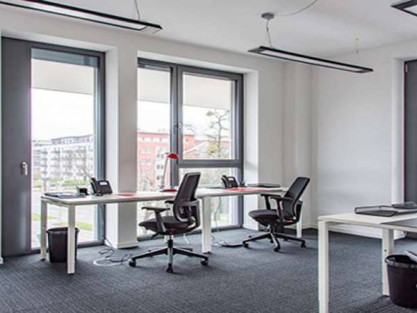 Attraktives Business Center mit hellen Büros in — Bild 1