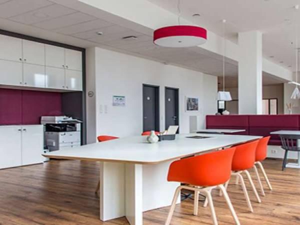 Attraktives Business Center mit hellen Büros in — Bild 3