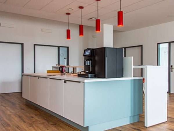 Attraktives Business Center mit hellen Büros in — Bild 7