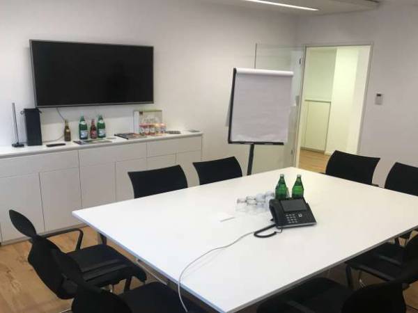 Moderne Bürogemeinschaft im Neubau in Frankfurt Innenstadt — Bild 1