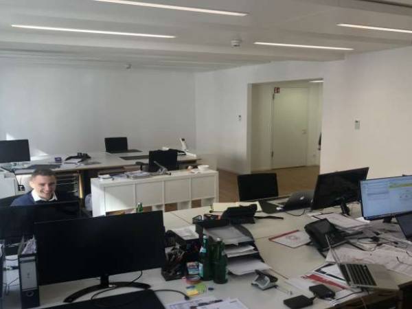 Moderne Bürogemeinschaft im Neubau in Frankfurt Innenstadt — Bild 2