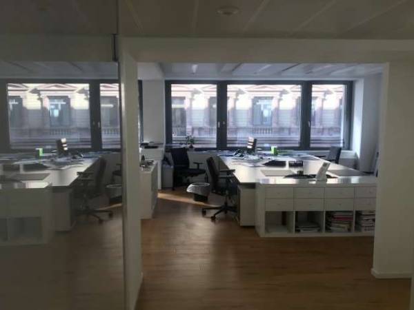 Moderne Bürogemeinschaft im Neubau in Frankfurt Innenstadt — Bild 3
