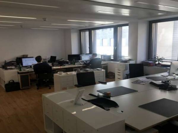 Moderne Bürogemeinschaft im Neubau in Frankfurt Innenstadt — Bild 4