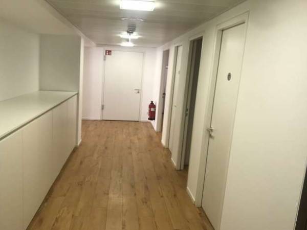 Moderne Bürogemeinschaft im Neubau in Frankfurt Innenstadt — Bild 5