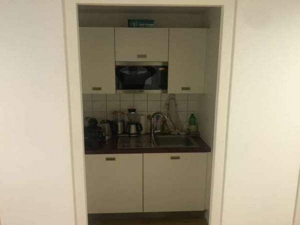 Moderne Bürogemeinschaft im Neubau in Frankfurt Innenstadt — Bild 7