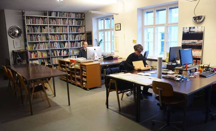 Sonniges Büro mit Loftcharakter