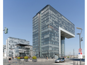Renommierte Büroräume und Arbeitsplätze im Kölner Rheinauhafen