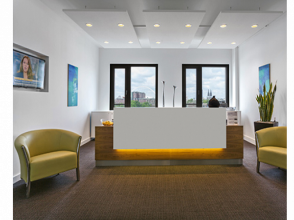 Helle Büroräume und flexible Arbeitsplätze im Business Center — Bild 2