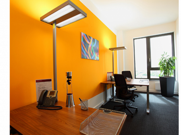 Helle Büroräume und flexible Arbeitsplätze im Business Center — Bild 3
