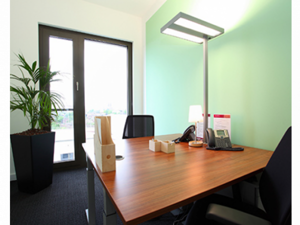 Helle Büroräume und flexible Arbeitsplätze im Business Center — Bild 1