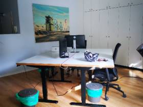 Schreibtische in hippen Büro zu vermieten