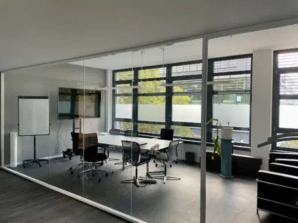 Abschließbares Büro in Frankfurt am Main (Frankfurt-Ostend) – Moderne Büroräume und repräsentative Bürofläche in Frankfurt-Ostend — Bild 1