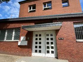 Flexible Räume und Arbeitsplätze in schönem Bürogebäude