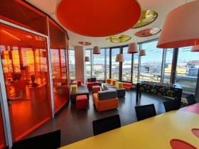 1 bis 6 Schreibtischplätze im sonnigen Office Loft