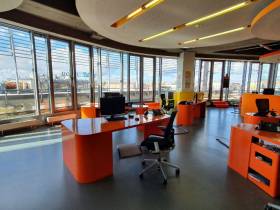 1 bis 6 Schreibtischplätze im sonnigen Office Loft