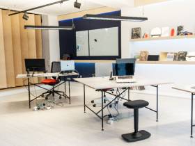 Arbeitsplätze und ein Büroraum in einem kreativen Umfeld