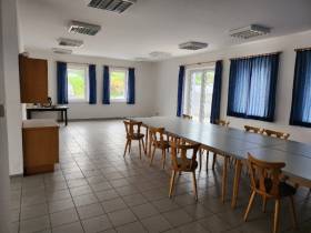 Großflächiges Bürogebäude