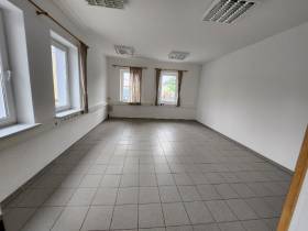 Großflächiges Bürogebäude