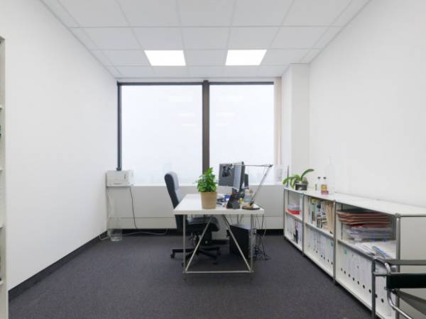 Schreibtischplatz in Berlin (Mitte) – Moderne Bürogemeinschaft in Berlin-Mitte mit Stadtblick — Bild 5