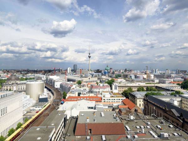 Schreibtischplatz in Berlin (Mitte) – Moderne Bürogemeinschaft in Berlin-Mitte mit Stadtblick — Bild 8