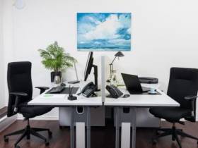 Arbeite im lichtdurchfluteten und schalloptimieren Büro