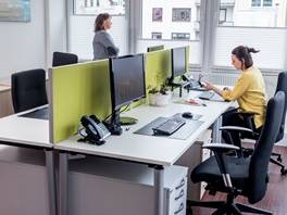 Arbeite im lichtdurchfluteten und schalloptimieren Büro