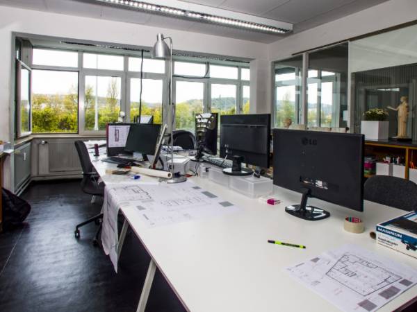 Stylische Bürogemeinschaft mit Loft-Atmosphäre in — Bild 1