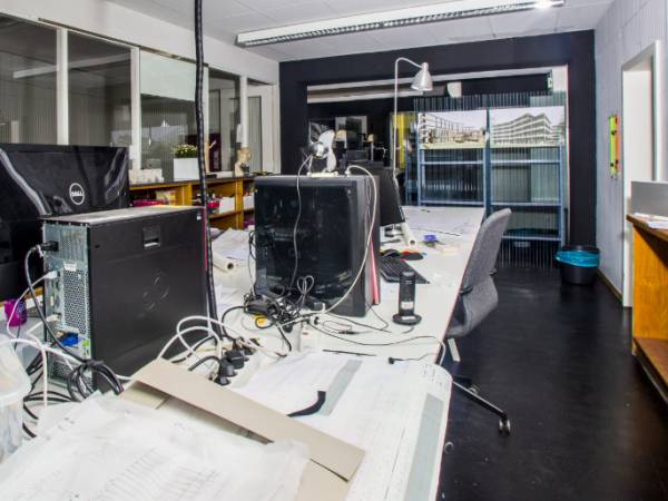 Stylische Bürogemeinschaft mit Loft-Atmosphäre in — Bild 2