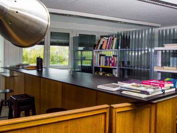 Stylische Bürogemeinschaft mit Loft-Atmosphäre in — Bild 8