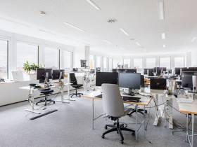 Autonomer Bereich in modernem und hellem Büro