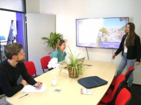 Büro und Küche mit Blick aufs Zinser-Eck