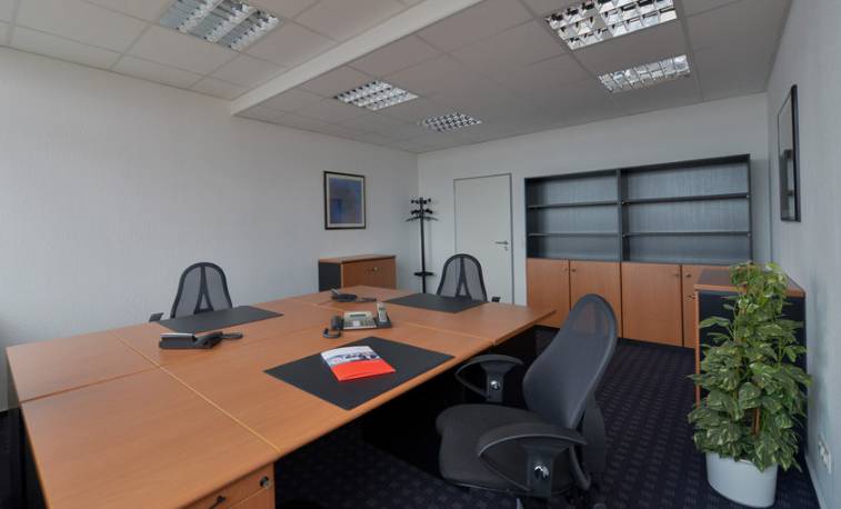 Büro mit 3 Arbeitsplätzen