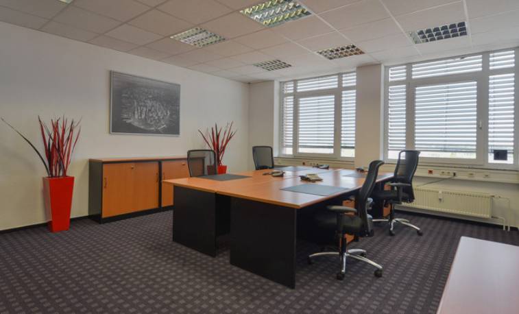 Büro mit 4 Arbeitsplätzen