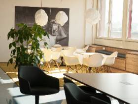 ergonomische Arbeitsplätze in modern eingerichteter Arbeitsumgebung