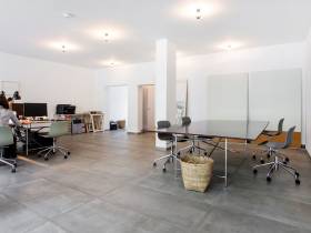 Arbeitsplätze in ruhiger kreativer Arbeitsatmosphäre