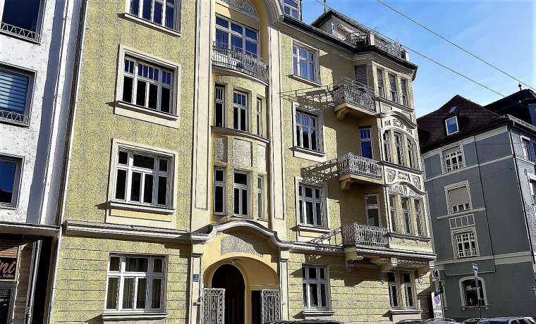 Altbau Buroraum Mit Stuckverzierten Decken