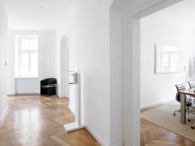 Helle Bürogemeinschaft mit hohen Decken in München-Schwabing