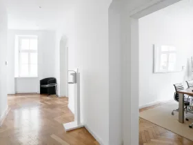Helle Bürogemeinschaft mit hohen Decken in München-Schwabing