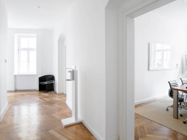 Abschließbares Büro in München (Schwabing) – Helle Bürogemeinschaft mit hohen Decken und Balkon in — Bild 1